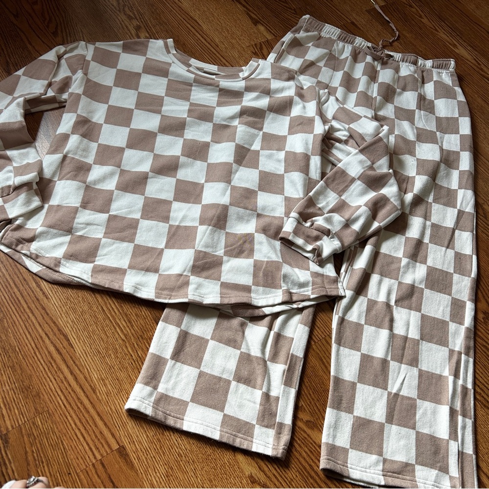 Social standard checkered lounge set
